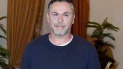 BIO JOJ JE PROFESOR NA FAKULTETU, A ONDA OSVOJIO 21 GODINU MLAĐU KOLEGINICU Ljubavna priča glumačkog para očarala sve, jednu scenu će zauvek pamtiti