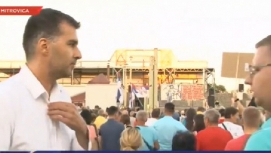 HLADAN TUŠ ZA SAVU MANOJLOVIĆA! Narod ga izviždao na protestu uz povike: Nećemo Savu! Dole Sava!"