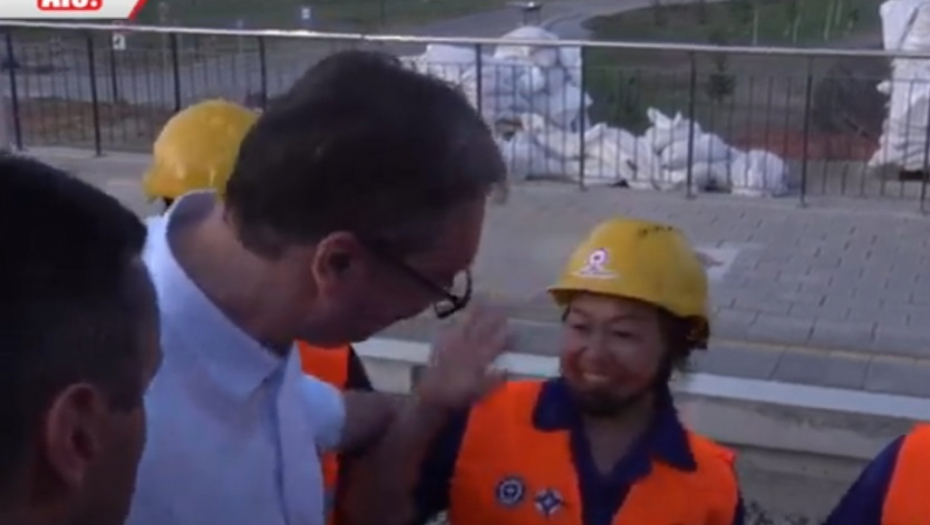 KINESKA RADNICA ODUŠEVLJENA Napravila "selfi" sa predsednikom Vučićem (FOTO)