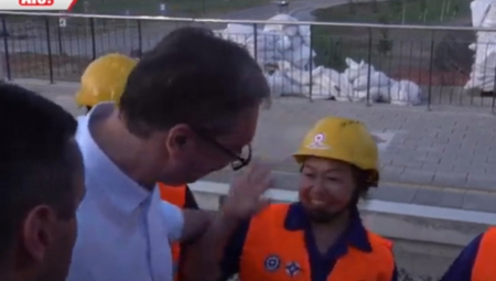 KINESKA RADNICA ODUŠEVLJENA Napravila "selfi" sa predsednikom Vučićem (FOTO)