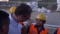 KINESKA RADNICA ODUŠEVLJENA Napravila "selfi" sa predsednikom Vučićem (FOTO)