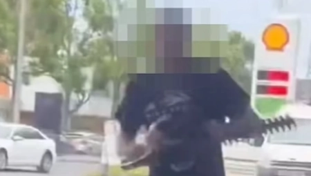 POMAHNITALI MUŠKARAC NAPAO LJUDE MOTORNOM TESTEROM Drama na benzinskoj pumpi (VIDEO)