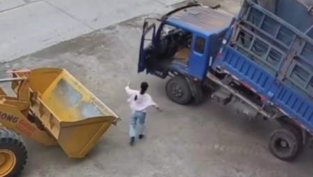 KAMION U PUNOJ BRZINI KRENUO DA JURI NIZ ULICU Žena uletela u kabinu i jednim potezom sprečila TRAGEDIJU! (VIDEO)