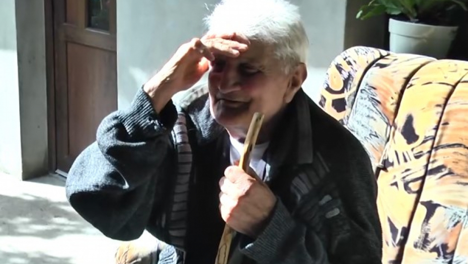 MISTERIOZNO NESTAO PRE 30 GODINA, PORODICA MU DRŽALA OPELO Pojavio se na kapiji u istoj odeći, izgovorio je samo jedno! (VIDEO)