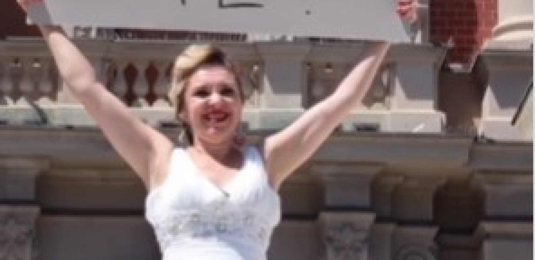 RUSKINJA NATALIJA POMAŽE SRBIMA DA NAĐU SRODNU DUŠU Prošetala Knezom u venčanici noseći hit transparent, prolaznici ostali u neverici! (VIDEO)