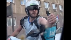 BAHATI DOSTAVLJAČ HRANE RAZBESNEO BEOGRAĐANE! Biber sprejom isprskao auto, pa pljunuo - ljudi izrevoltirani ostavljali komentare! (VIDEO)