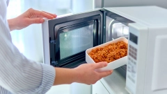 SVE DOMAĆICE SU POLUDELE ZA OVIM TRIKOM Stavljaju led u tanjir pre podgrevanja hrane, evo zašto to rade!