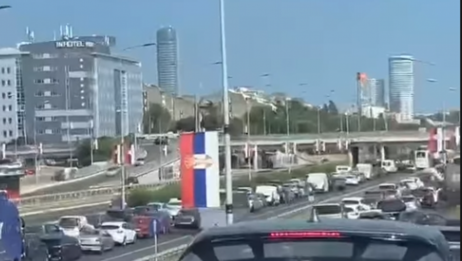 SUDAR AUTOBUSA I AUTOMOBILA NA GAZELI Dve devojke povređene - OGROMAN ZASTOJ! (FOTO)