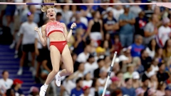 AUUU, ŠTA JE URADILA Žensko finale skoka s motkom oduševilo krcat stadion, kakvo mešanje u slavu bronze
