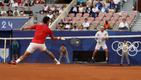 KAKVE SU TI MISLI, TAKVA TI JE IGRA Cicipasa pitali Novak ili Nadal, zbog odgovora mu se smeje svet (VIDEO)