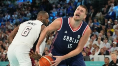 DOK SU NAŠI PROLAZILI Lebron okupio ekipu na centru i psovao kao kočijaš