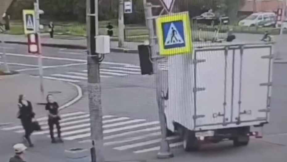 DA LI JE OVA ŽENA NAJVEĆI BAKSUZ IKADA ? Doživela jezivu nesreću na pešačkom prelazu, prolaznici poleteli da joj pomognu! (VIDEO)