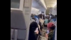 LET IZ PAKLA! Putnici zadobili povrede prilikom JAKIH turbulencija, hrana letela 15 minuta po avionu! (VIDEO)