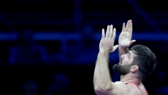 MOĆNA POBEDA Naš rvač Cabolov razneo rivala, nastavlja borbu za medalju