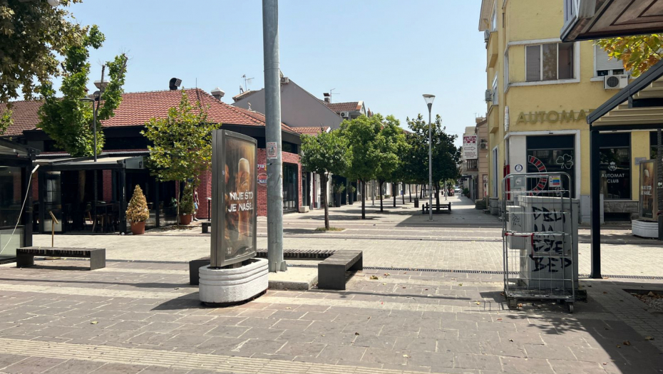ZA DLAKU IZBEGLI TRAGEDIJU! Odvalila se fasada sa zgrade, pala na automobile i UNIŠTILA ih!