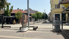 ZA DLAKU IZBEGLI TRAGEDIJU! Odvalila se fasada sa zgrade, pala na automobile i UNIŠTILA ih!