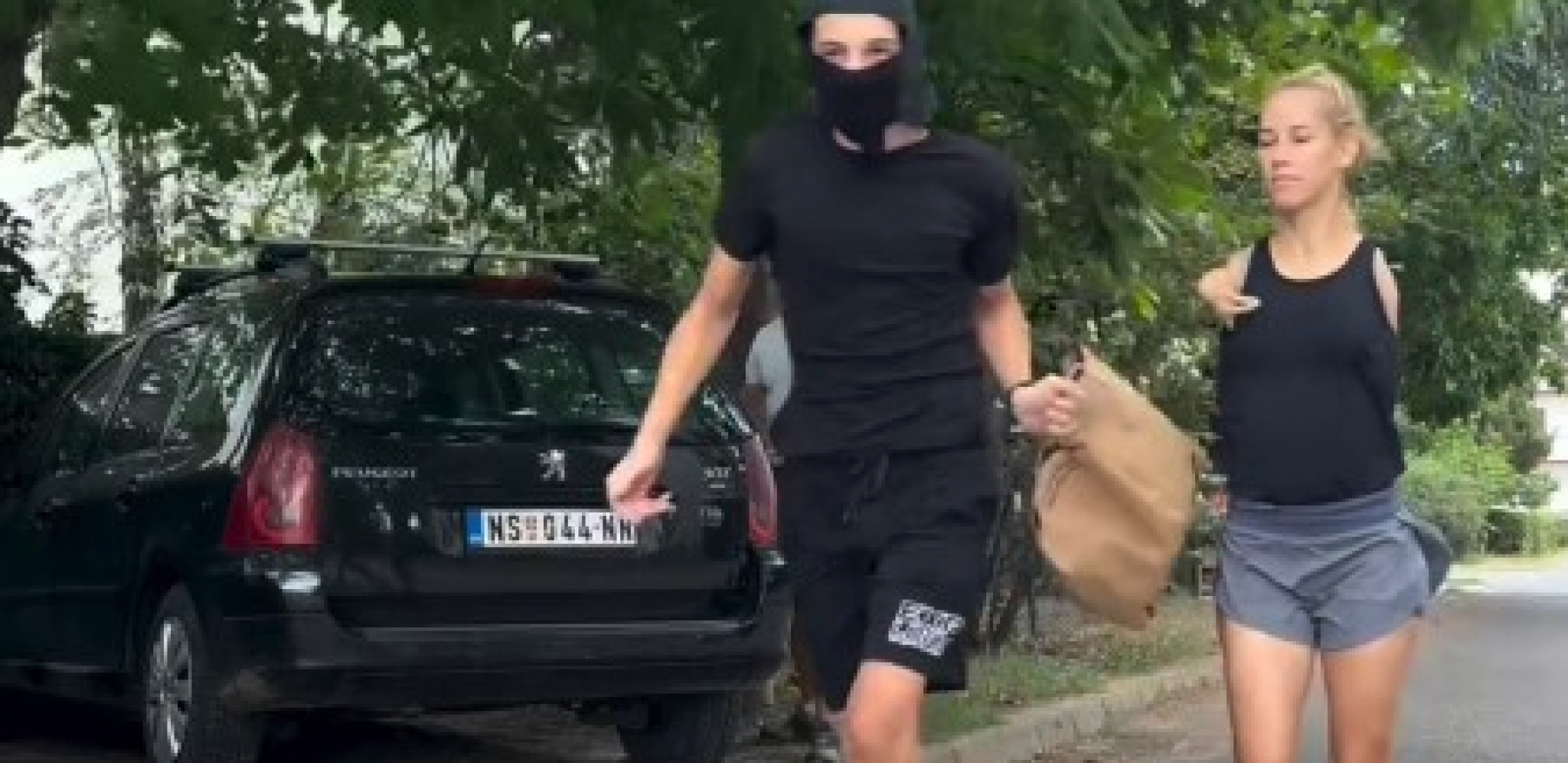 DEVOJKA SA KRILIMA NA METI LOPOVA Krenuo da joj otme kesu, a onda se desio preokret! (VIDEO)