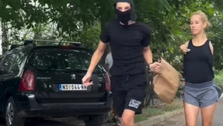 DEVOJKA SA KRILIMA NA METI LOPOVA Krenuo da joj otme kesu, a onda se desio preokret! (VIDEO)