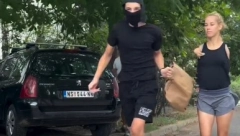 DEVOJKA SA KRILIMA NA METI LOPOVA Krenuo da joj otme kesu, a onda se desio preokret! (VIDEO)