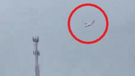 62 PUTNIKA POGINULA U PADU AVIONA Stravičan snimak nesreće, srušio se na naseljeno mesto! (VIDEO)