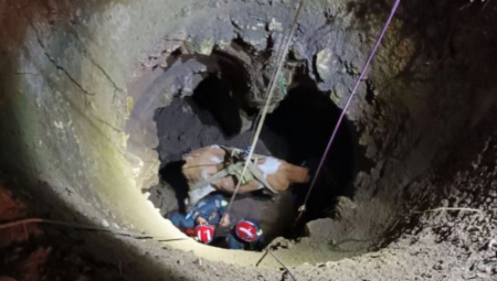 PAR SATI PAKLA NA ZLATIBORU:  Vatrogasci hrabro spasili kravu iz rupe duboke 15 metara (FOTO)