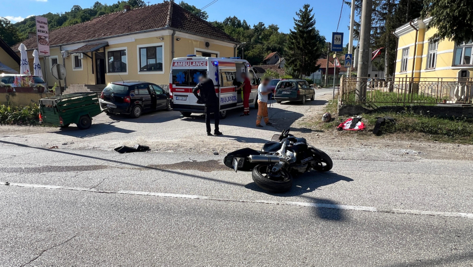 ŽESTOK SUDAR MOTORA I AUTOMOBILA KOD ČAČKA  "Motociklista je krenuo u preticanje automobila ispred sebe, međutim"