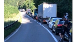 AKO JE MOGUĆE, ZAOBIĐITE DANAS IBARSKU MAGISTRALU! Na ovoj deonici zabeležene KILOMETARSKE kolone, evo šta se dešava! (FOTO)