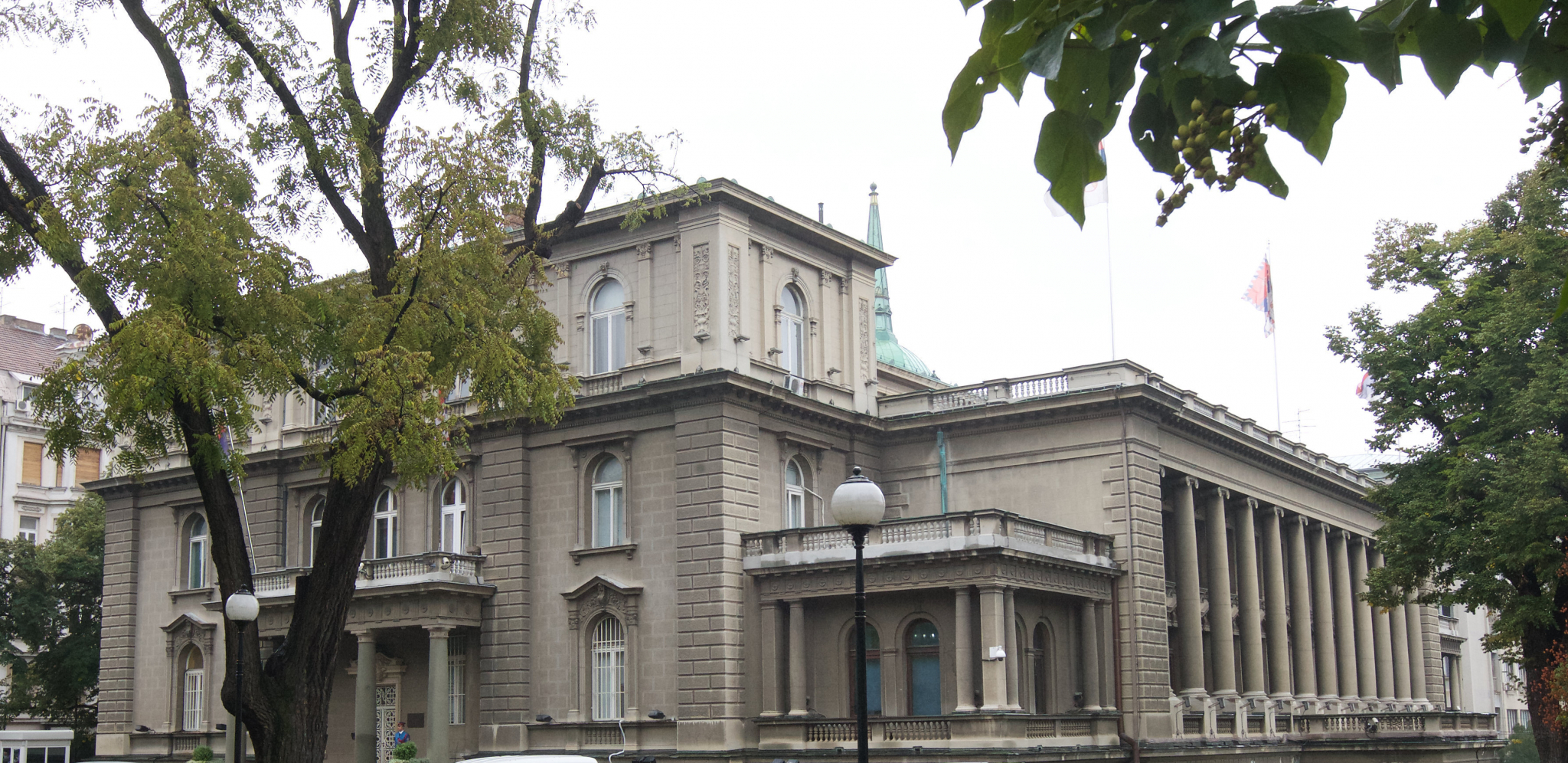 POKUŠAO DA PRESKOČI OGRADU KOD PREDSEDNIŠTVA Reagovala policija, muškarac priveden