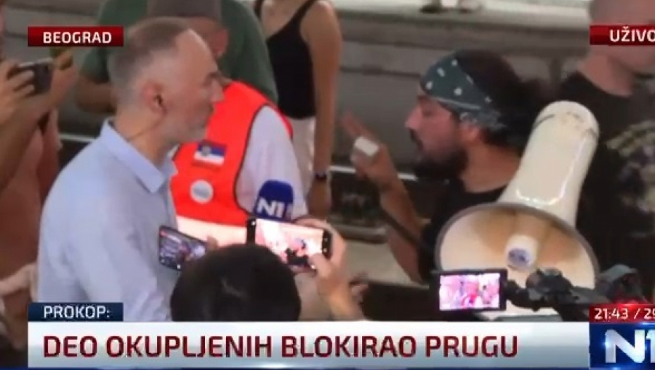 BLOKIRALI PRUGU I ŽELE DA IZAZOVU RAT SA POLICIJOM "Stojimo ovde i čekamo ih" (VIDEO)