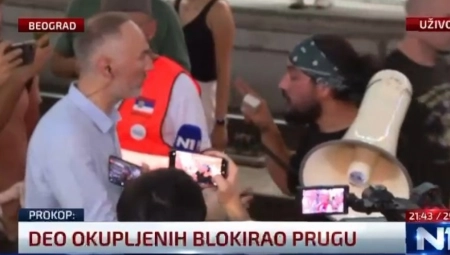 BLOKIRALI PRUGU I ŽELE DA IZAZOVU RAT SA POLICIJOM "Stojimo ovde i čekamo ih" (VIDEO)