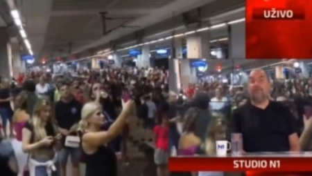 UREDNIK LISTA "DANAS" ISMEJAO BLOKADU PROKOPA Prethodne blokade su im propale, ali sad barem može Topalko da im peva! (VIDEO)