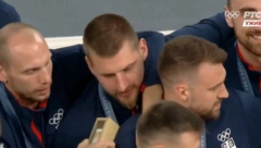 HIT SCENA NA DODELI MEDALJA Davidovac zagrlio Jokića, krenuo da ga drma, reakcija Džokera dovela sve do suza (VIDEO)