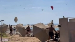 SUNCOBRANI LETE NA SVE STRANE, LJUDI U PANICI NE ZNAJU ŠTA DA RADE Odmaranje na plaži prekinuo snažan vetar (VIDEO)