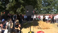 JEZIVO! SAHRANJEN TERORISTA KOJI JE UBIO NIKOLU Nad rakom monstruma se vijorile UČK zastave (VIDEO)