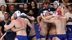 OVO JE VREDNIJE I OD ZLATNE MEDALJE Vaterpolisti izašli iz bazena i zagrlili najveću "nagradu" (VIDEO)