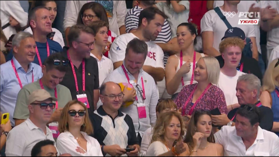ŠOLAK GOST VATERPOLO SAVEZA HRVATSKE Dok ljudi protestuju, on u loži kod suseda u finalu protiv Srbije! (FOTO)