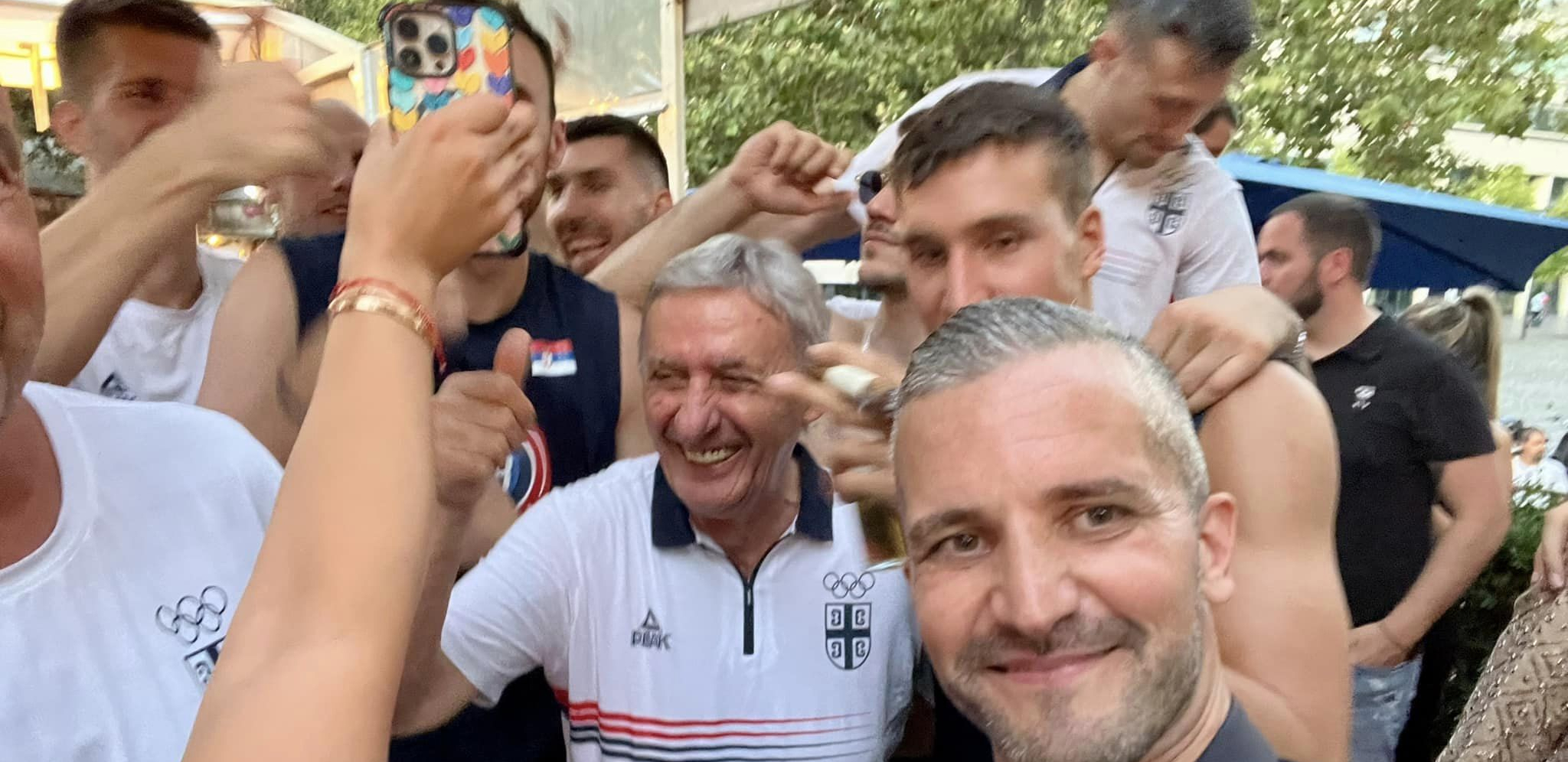 EVO KO JE PEVAO ORLOVIMA U PARIZU On je svirao predsednicima i kraljevima, ali jučerašnji nastup nikad neće zaboraviti