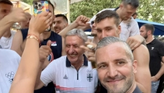 EVO KO JE PEVAO ORLOVIMA U PARIZU On je svirao predsednicima i kraljevima, ali jučerašnji nastup nikad neće zaboraviti