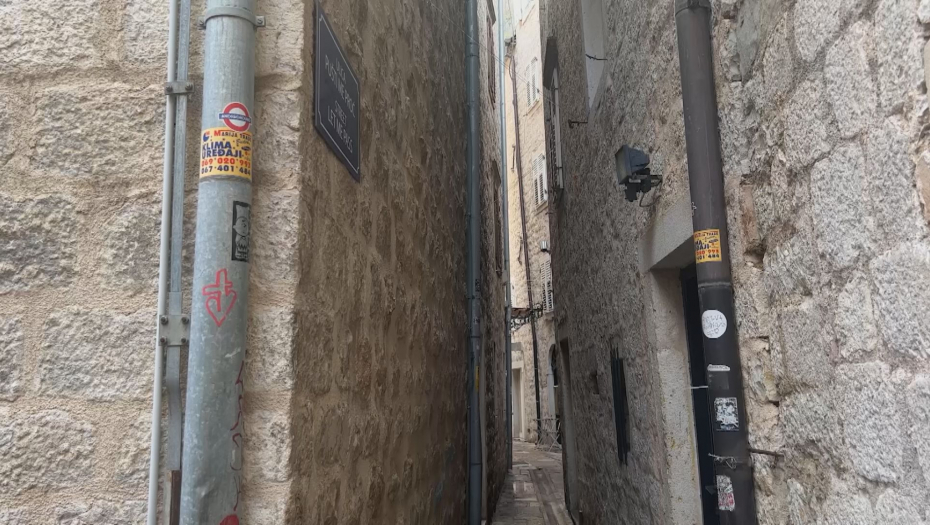 NIKADA NISAM VIDEO OVAKO MALU ULICU Turisti u šoku, a kada vide kako se zove - MORAJU da je slikaju! (FOTO)