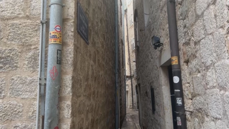 NIKADA NISAM VIDEO OVAKO MALU ULICU Turisti u šoku, a kada vide kako se zove - MORAJU da je slikaju! (FOTO)