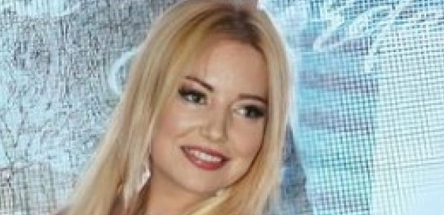 PEVAČICA UMALO PALA NA BINI Jedva se zadržala na nogama, iz publike se čuo vrisak, evo šta se desilo