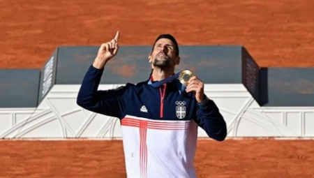 ZLATNA MEDALJA APSOLUTNO JEDINSTVENA  U sebi sadrži delić francuske svetinje