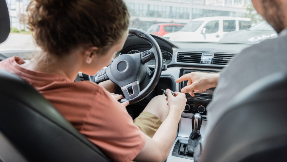SRBI ČESTO RADE JEDNU STVAR ČIM UĐU U AUTO Ne znaju da šteti motoru, startujte ga isključivo ovako!