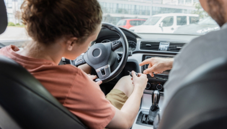 SRBI ČESTO RADE JEDNU STVAR ČIM UĐU U AUTO Ne znaju da šteti motoru, startujte ga isključivo ovako!