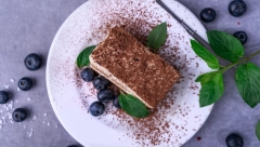 TIRAMISU SA BOROVNICAMA Italijanski klasik sa letnjim sastojcima, služite uz šolju kafe za potpuni ugođaj