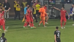 POJAVIO SE SNIMAK HAOSA Natho gurao sudiju, saigrači ga jedva obuzdali (VIDEO)