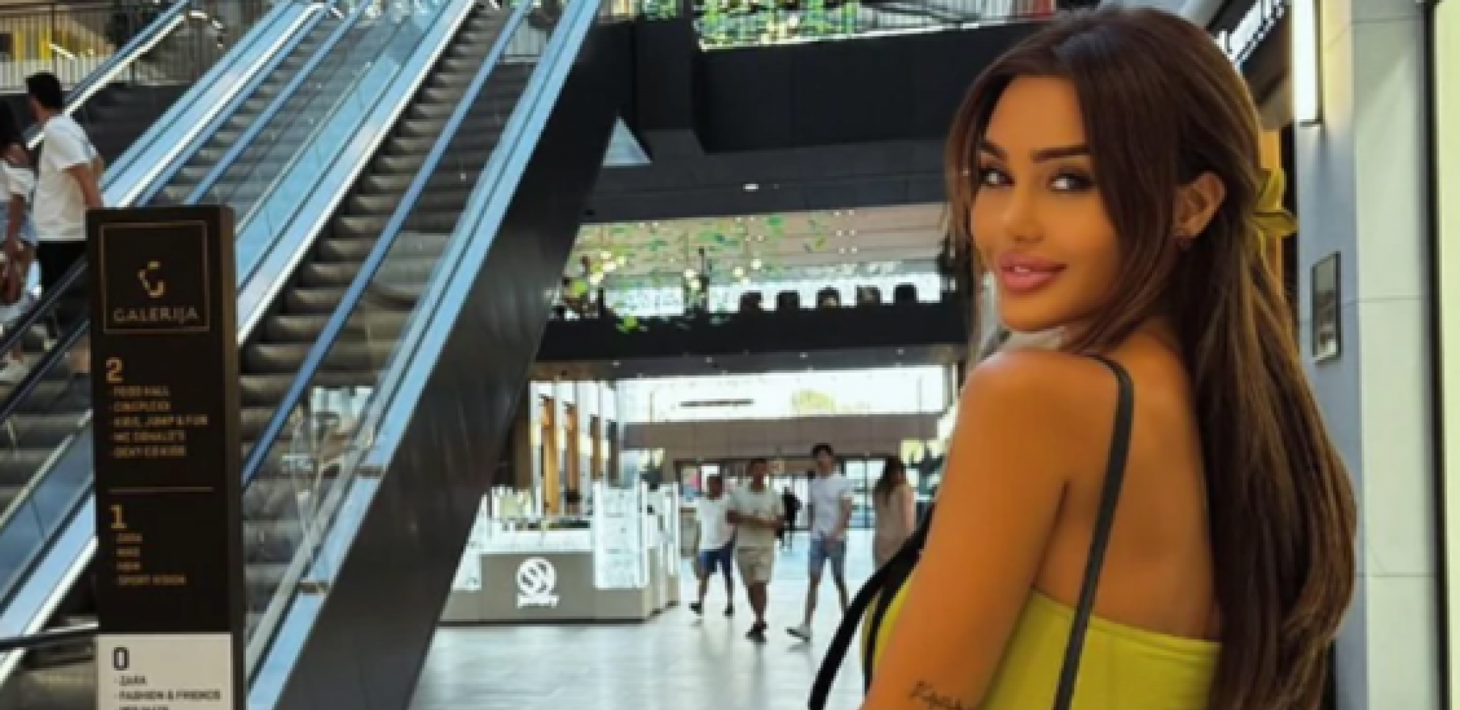 ANA KORAĆ PROŠETALA U OVOM IZDANJU KROZ TRŽNI CENTAR! Starleta izvela sina u šetnju, a zbog ovog detalja je nastao opšti haos