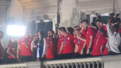 "VESELI SE SRPSKI RODE" SE ORI BEOGRADOM Srbi uglas pevaju sa Danicom, Novak ne može da sakrije emocije