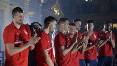 SVE SE TRESLO, BEOGRAD U DELIRIJUMU Jokić na balkonu dočekan povicima "MVP, MVP" (VIDEO)