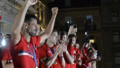 SVI SE PITAJU KO JE ON Novak Đoković grlio sveštenika na dočeku (FOTO)